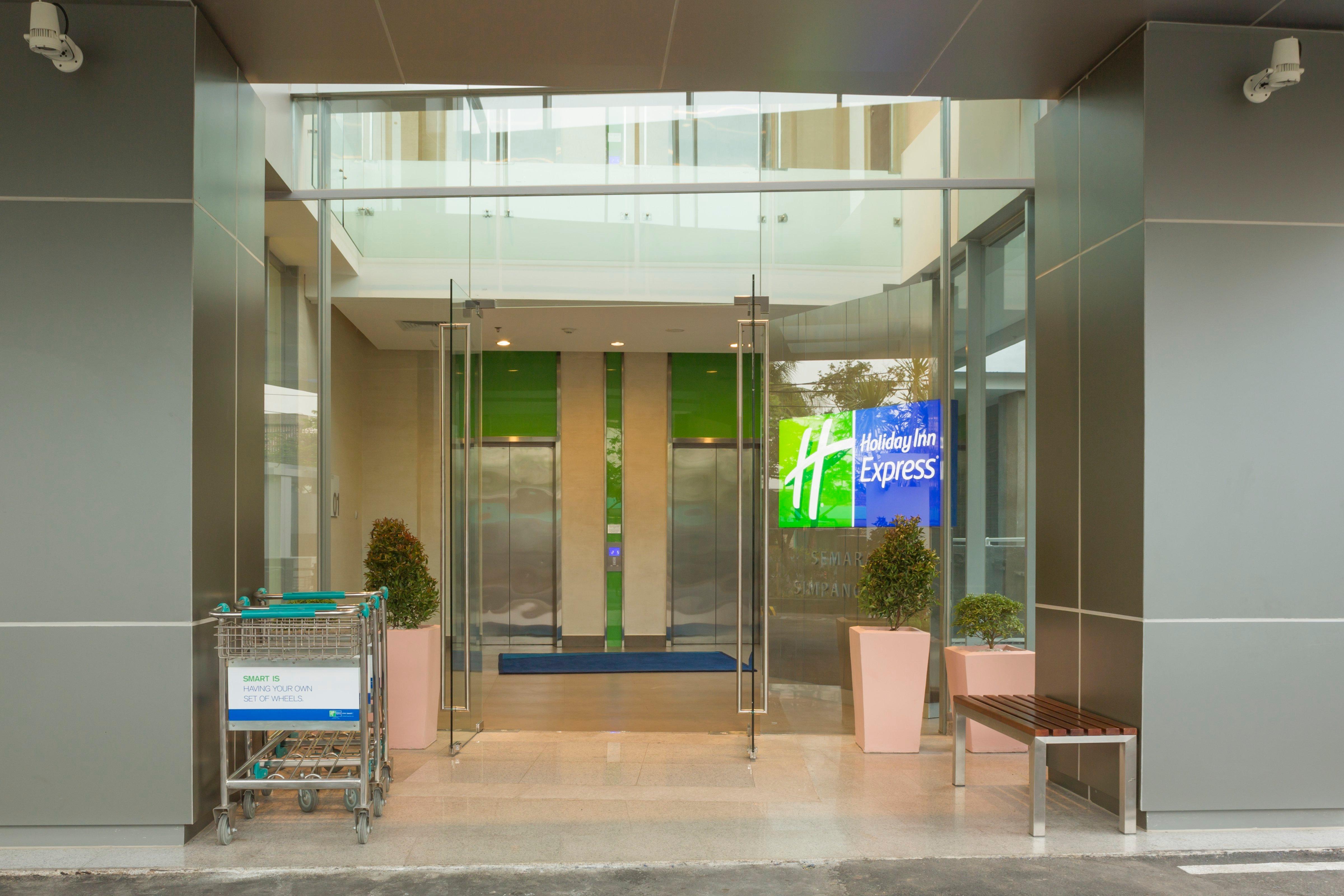 Holiday Inn Express Semarang Simpang Lima By Ihg Exterior foto