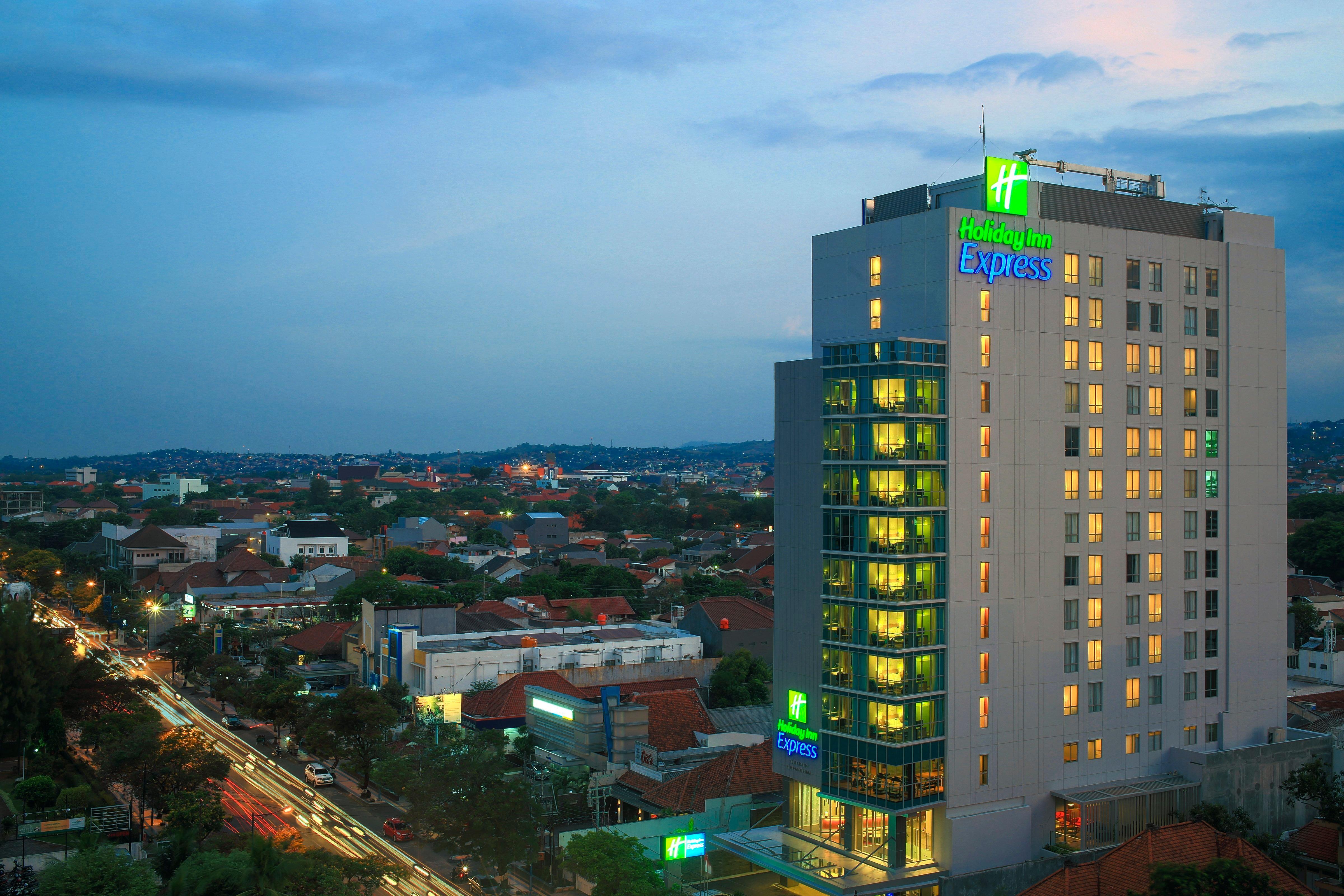 Holiday Inn Express Semarang Simpang Lima By Ihg Exterior foto