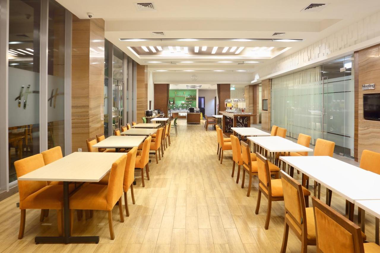 Holiday Inn Express Semarang Simpang Lima By Ihg Exterior foto